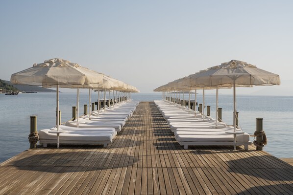 Yksityinen ranta, aurinkotuoleja, aurinkovarjoja, rantapyyhkeitä