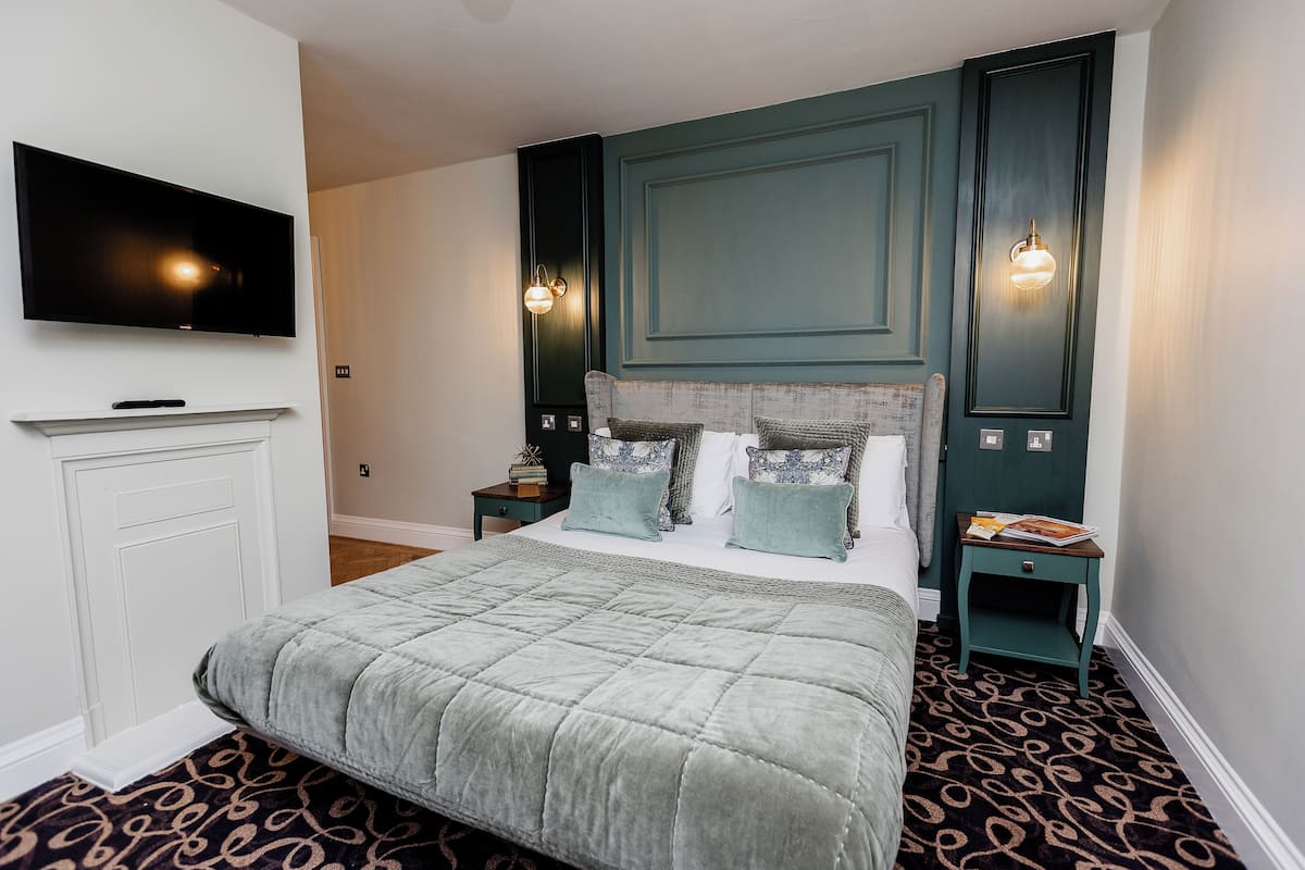 Suite | In-room safe, desk, iron/ironing board, free WiFi
