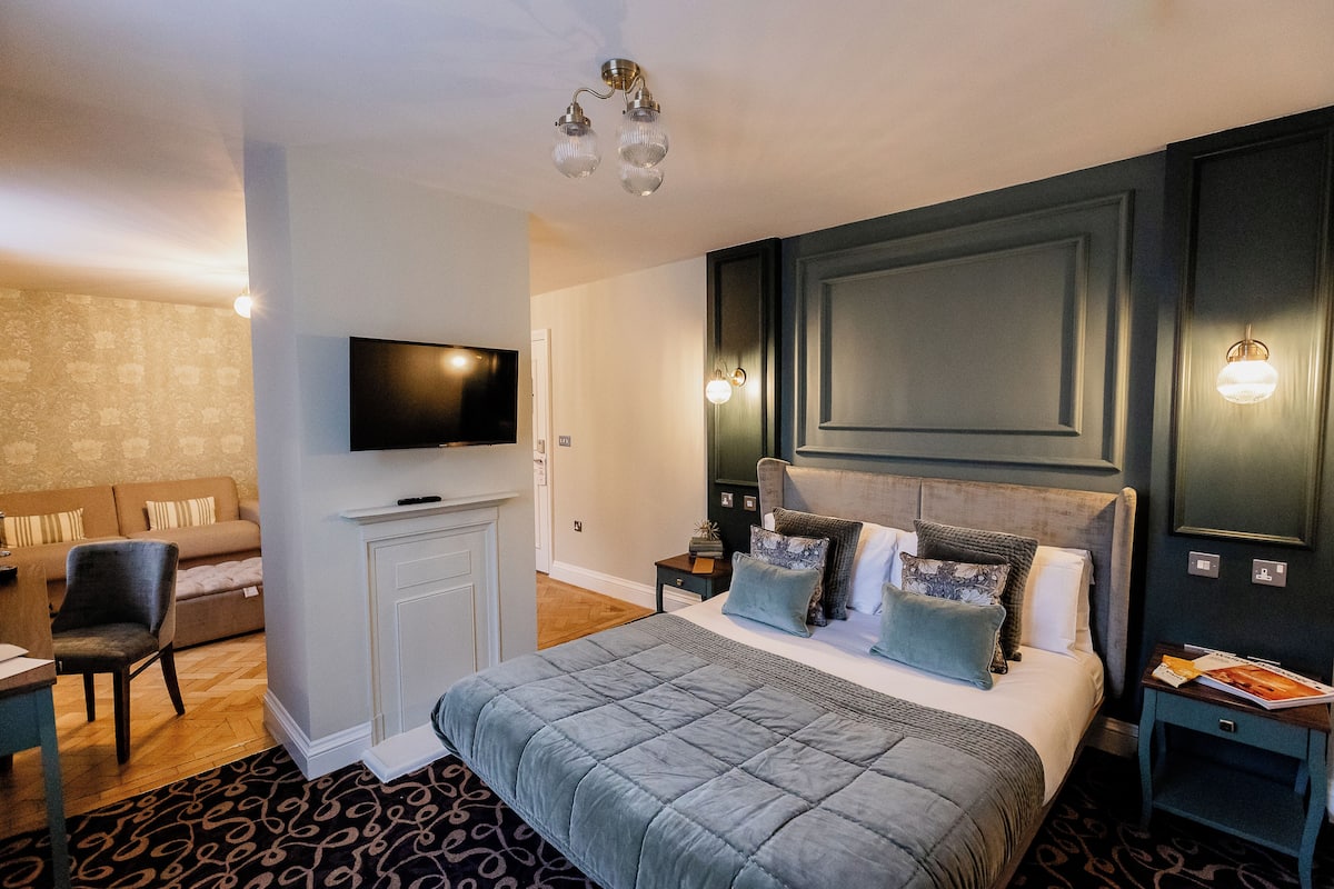 suite | living area | flat-screen tv