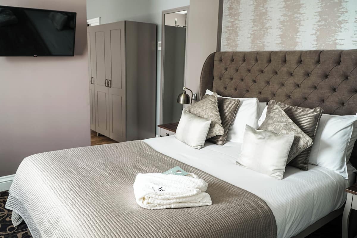 suite | in-room safe, desk, iron/ironing board, free wifi