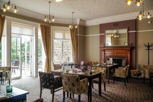 Melayani sarapan dan makan malam dengan sajian masakan Inggris