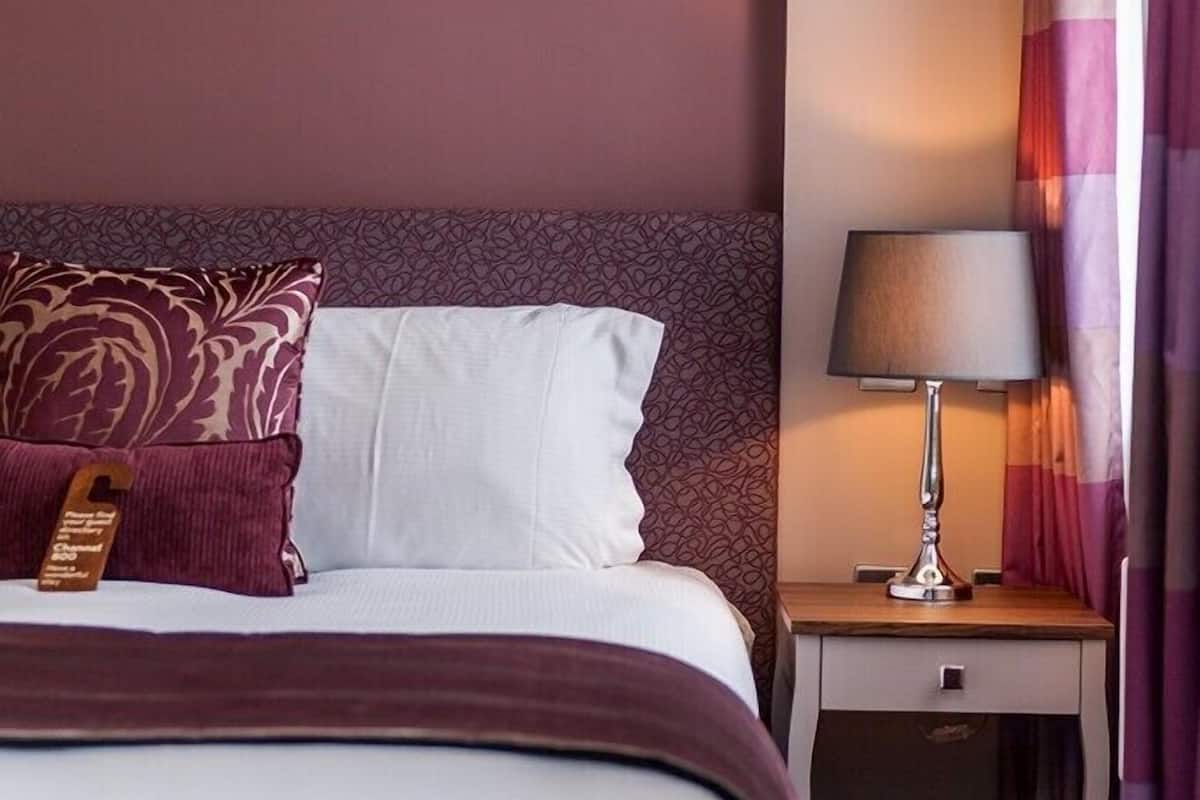 double room | living area | flat-screen tv