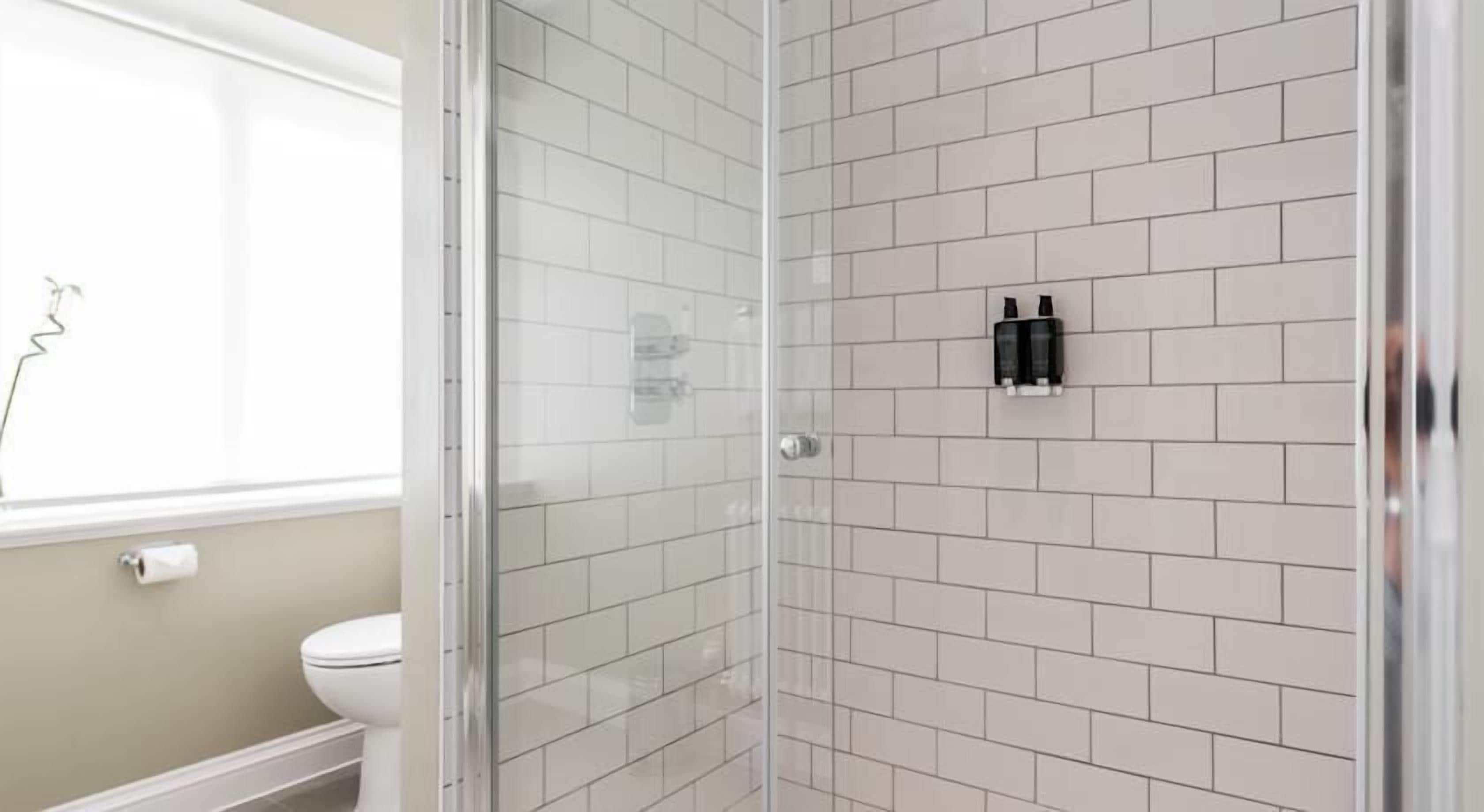 suite | bathroom shower