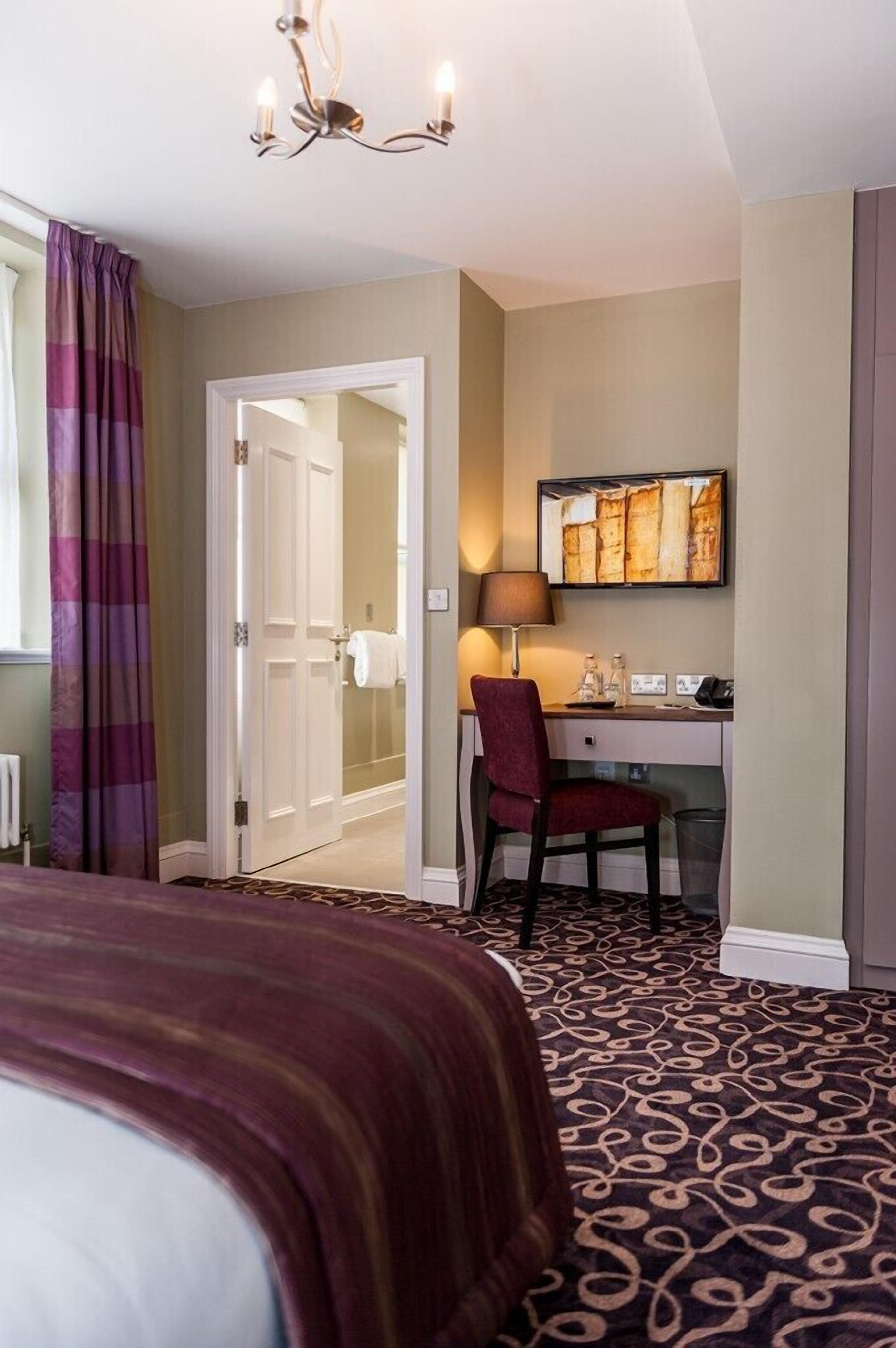 double room | living area | flat-screen tv