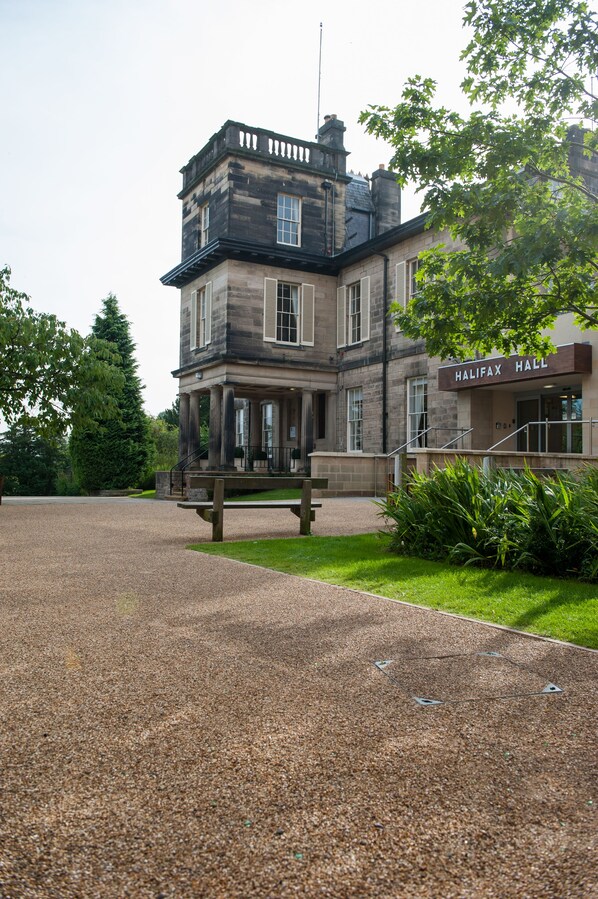 Um edifício histórico com uma placa que diz 'Halifax Hall'.