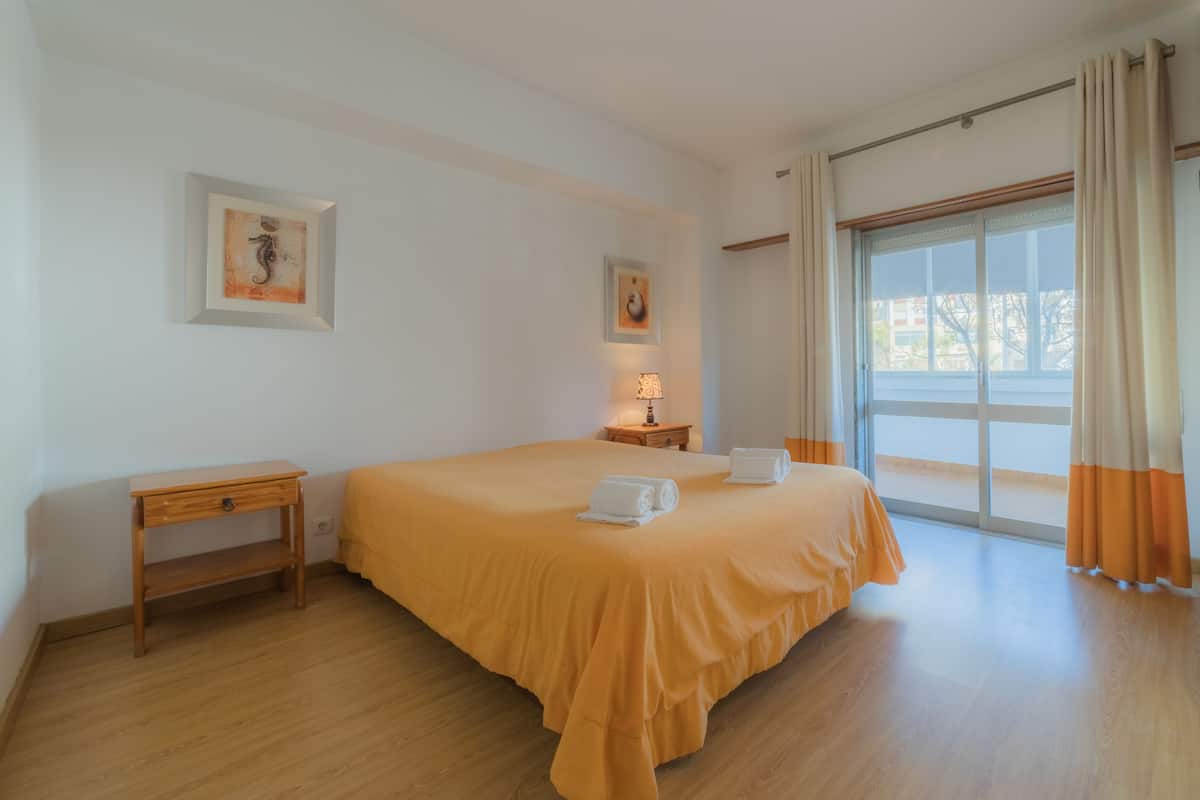 1 slaapkamer, een strijkplank/strijkijzer, babybedden (toeslag)