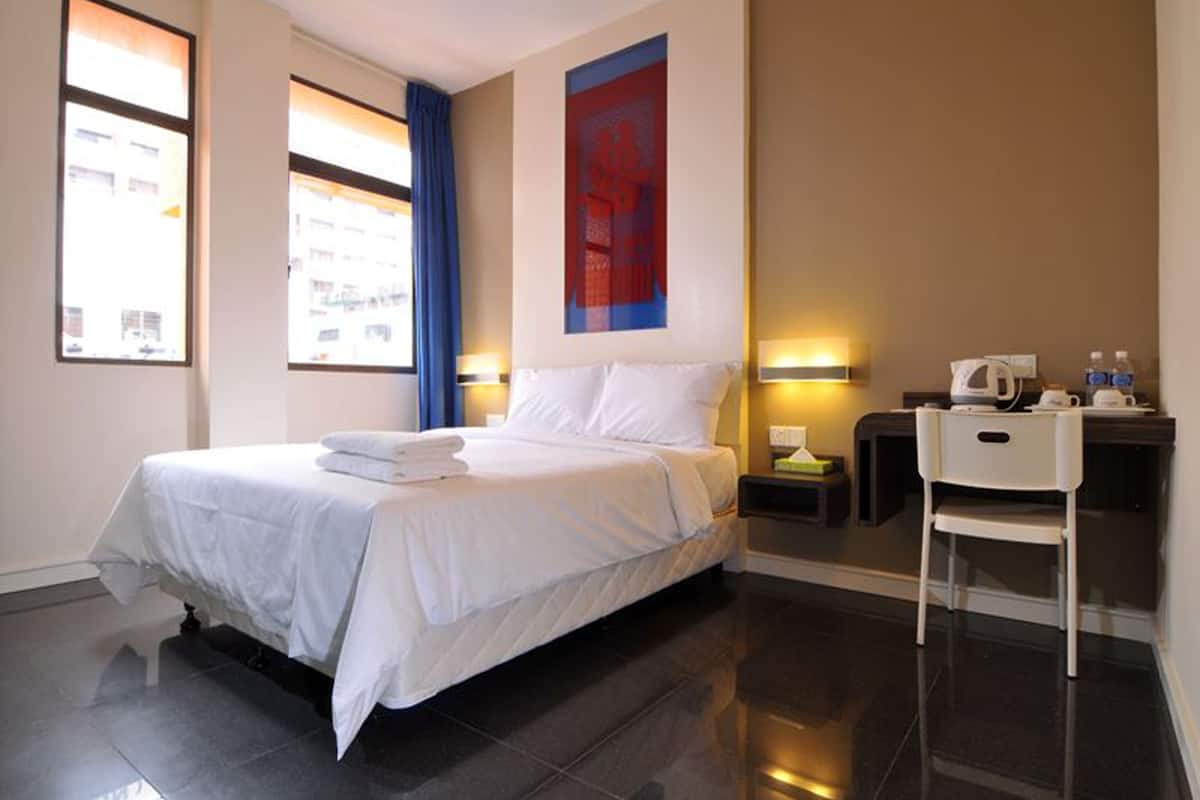 Habitación Deluxe, 1 cama de matrimonio | Escritorio, cortinas opacas, tabla de planchar con plancha y wifi gratis