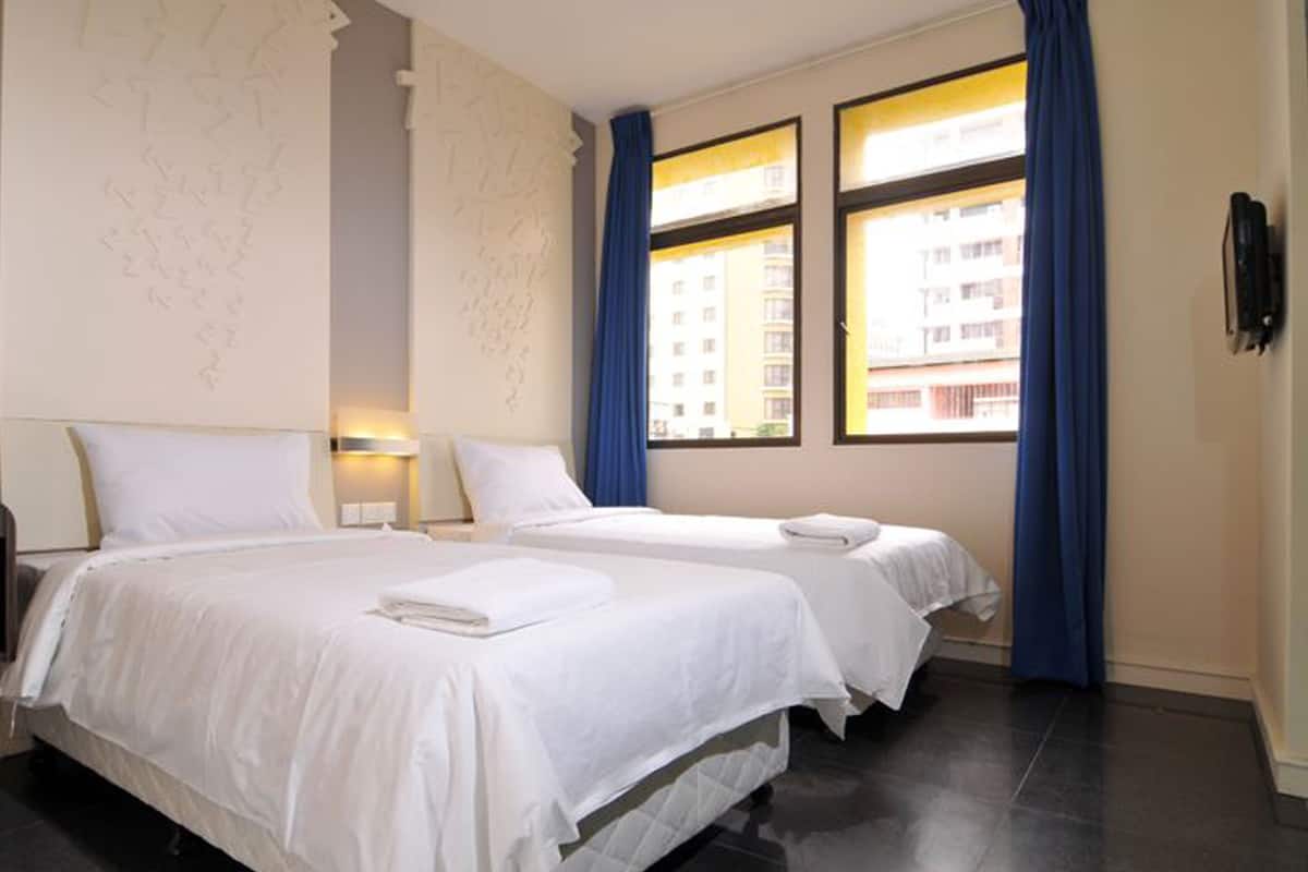 Habitación Deluxe con 2 camas individuales | Escritorio, cortinas opacas, tabla de planchar con plancha y wifi gratis