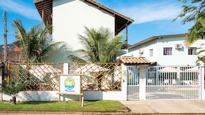 Un bâtiment blanc avec une enseigne indiquant qu’il s’agit d’un hôtel.