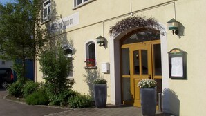 A building with a sign reading "Hotel". - Hotel & Restaurant Engel (Herbertingen)