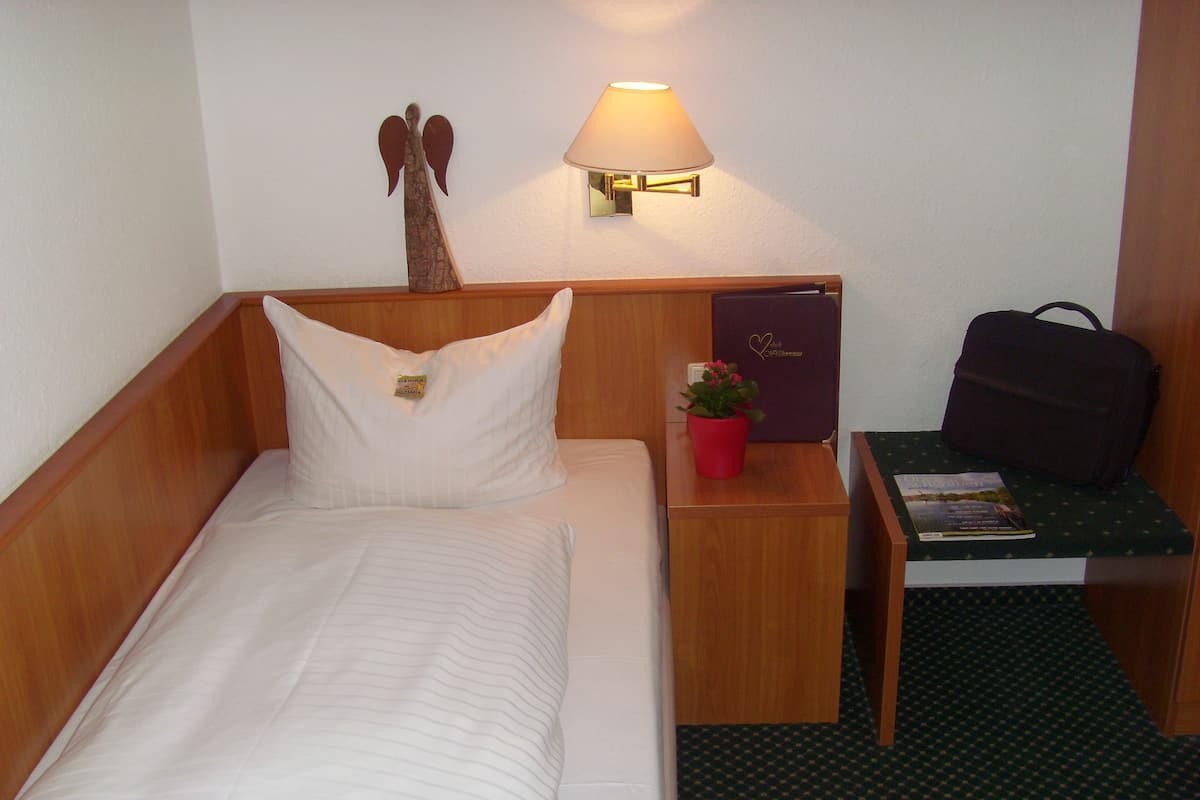 Single Room | Desk, rollaway beds, free WiFi