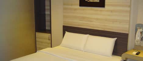 Deluxe Double Room | Desk, blackout curtains, soundproofing, iron/ironing board