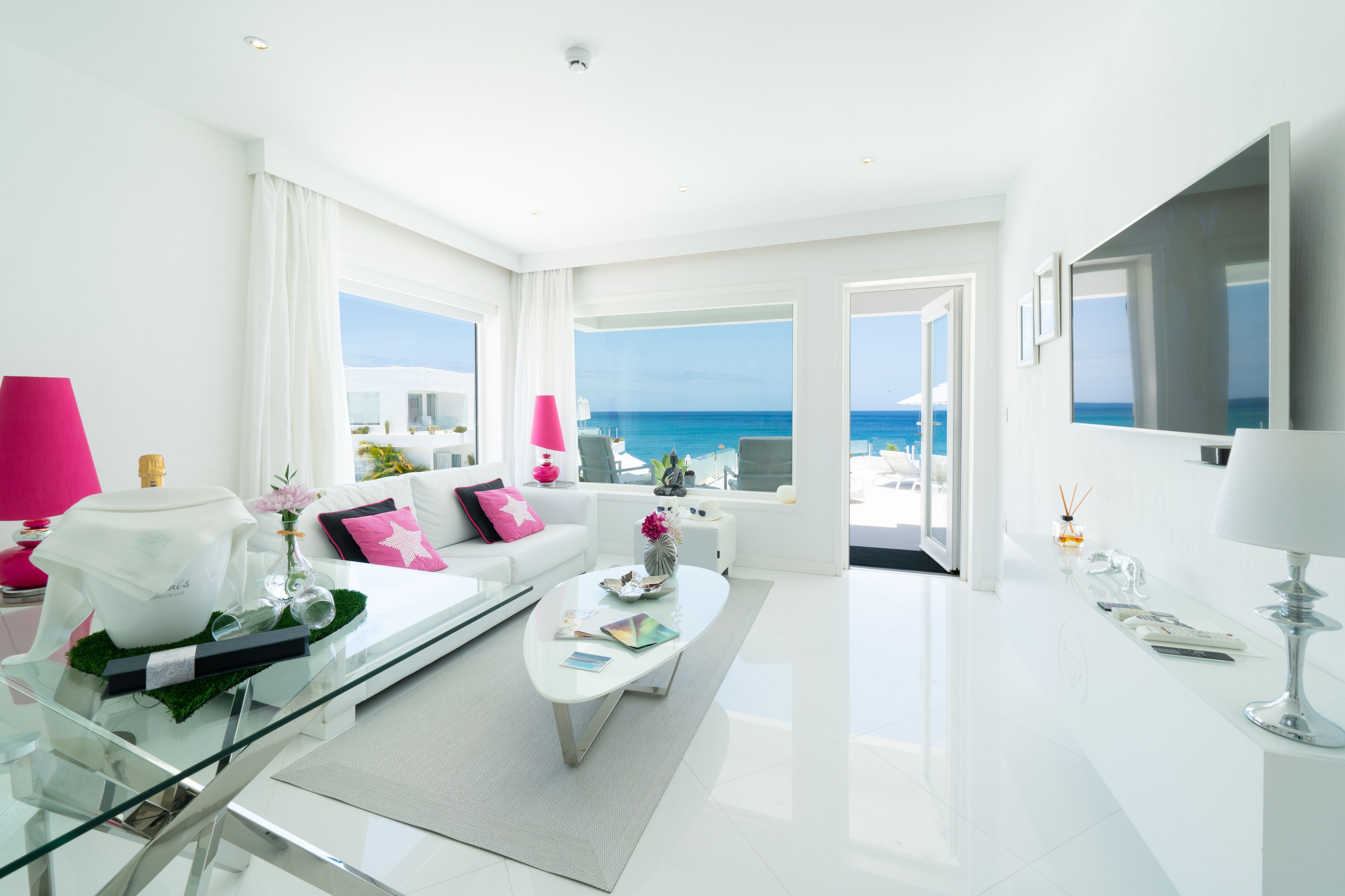 Área de sala de estar | Televisión LED y películas con cargo 