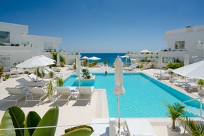 Piscine extérieure, parasols de plage, chaises longues