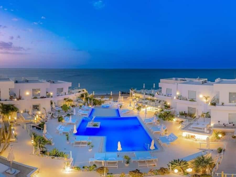 Utendørsbasseng, bassengparasoller og solsenger