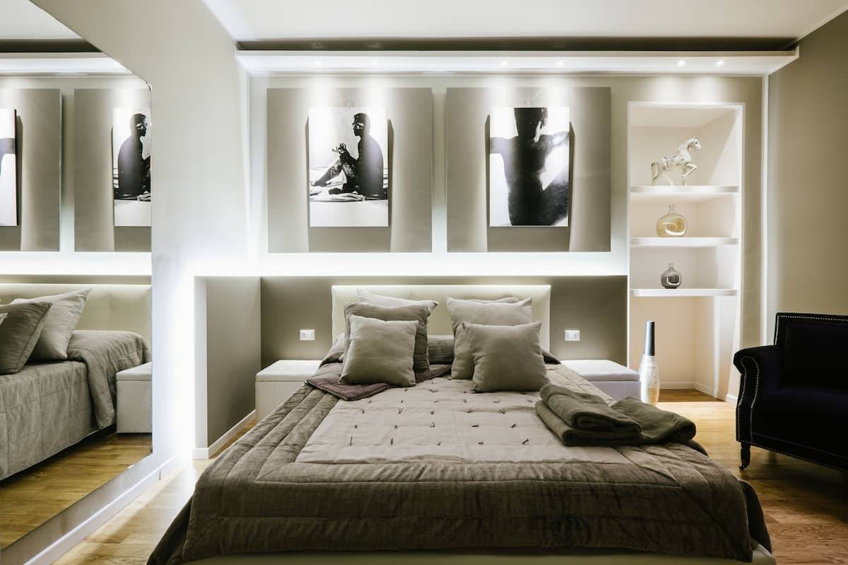 Suite Queen Deluxe | 1 slaapkamer, een kluis op de kamer, een bureau, een laptopwerkplek