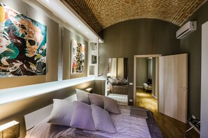 Suite Queen | 1 bedroom, in-room safe, desk, laptop workspace