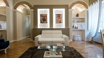 Suite Queen Deluxe | 1 habitación, caja de seguridad en la habitación y escritorio