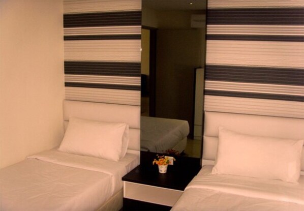 Blackout curtains, free WiFi