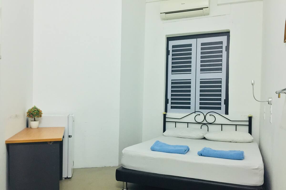 Basic Double Room, 1 Double Bed, Shared Bathroom | Free WiFi, bed sheets