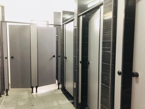 Dusche, Regendusche, Hausschuhe