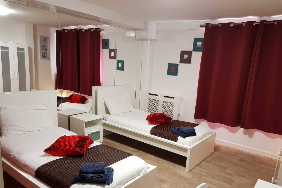 Twin Room | Desk, free WiFi