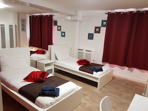 Quarto duplo | Escrivaninha, Wi-Fi de cortesia