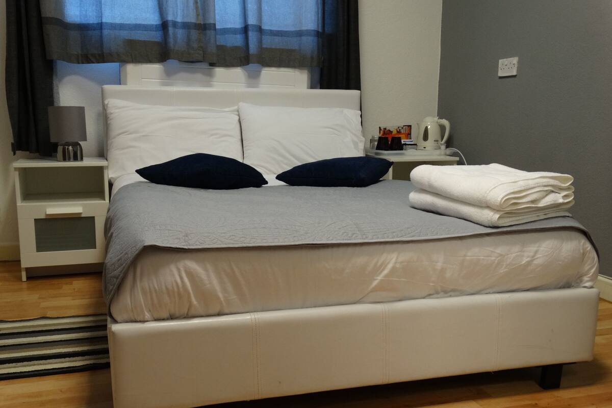 Quarto casal básico | Escrivaninha, Wi-Fi de cortesia