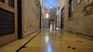 Ducha, artículos de higiene personal gratuitos, albornoces y zapatillas