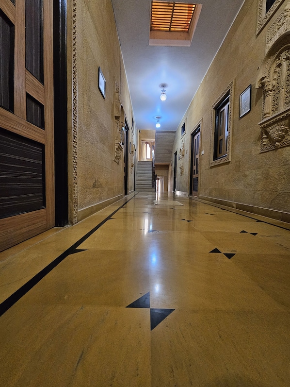 Shower, free toiletries, hair dryer, slippers - Hotel Royal Haveli (Jaisalmer)