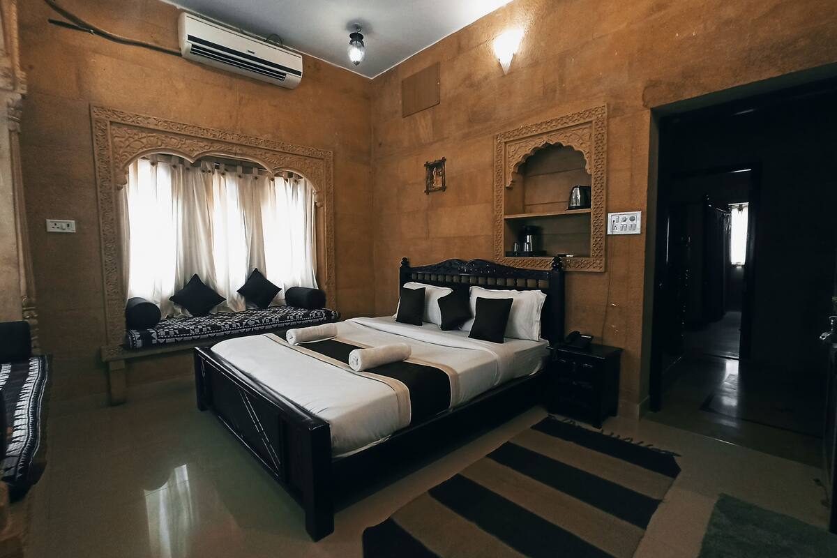 deluxe suite, 1 double bed | premium bedding, memory-foam beds, in-room safe, soundproofing