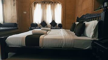 Habitación superior, 1 cama de matrimonio grande | Ropa de cama de alta calidad, colchones viscoelásticos, caja fuerte