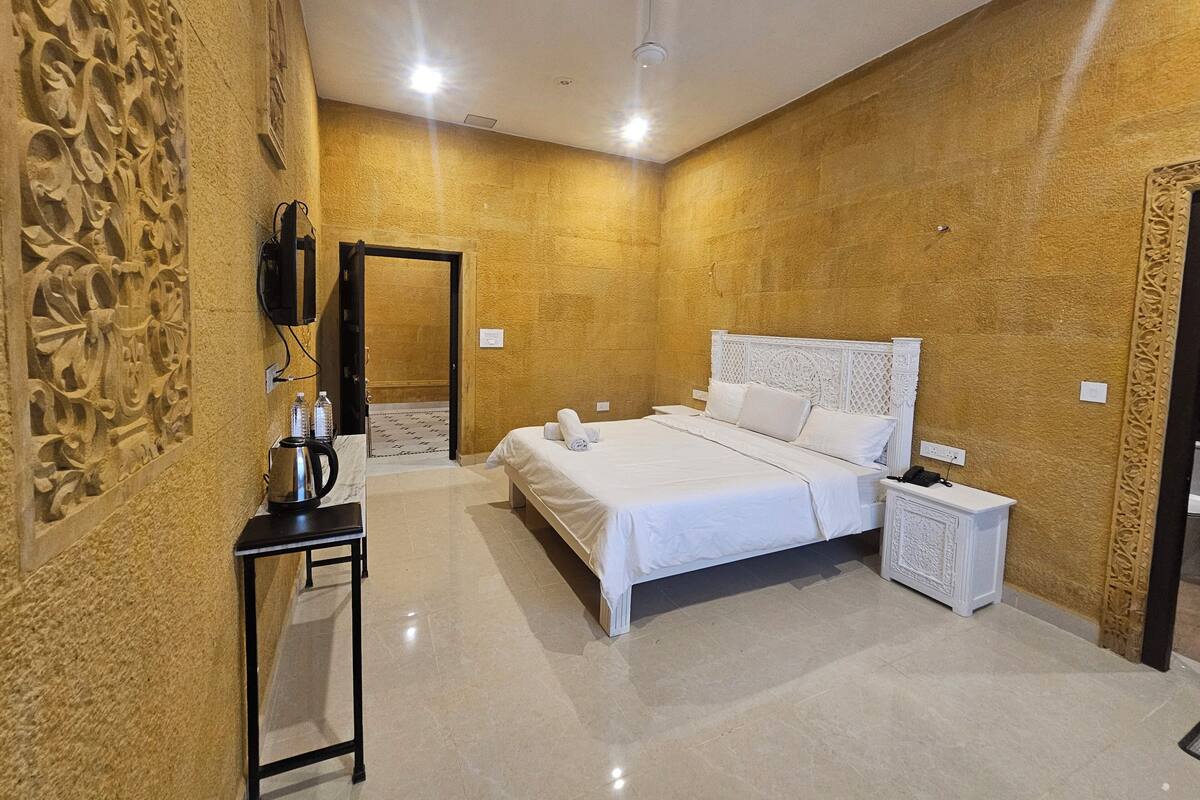 ラグジュアリー ルーム | 高級寝具、低反発ベッド、セーフティボックス (室内)、防音設備