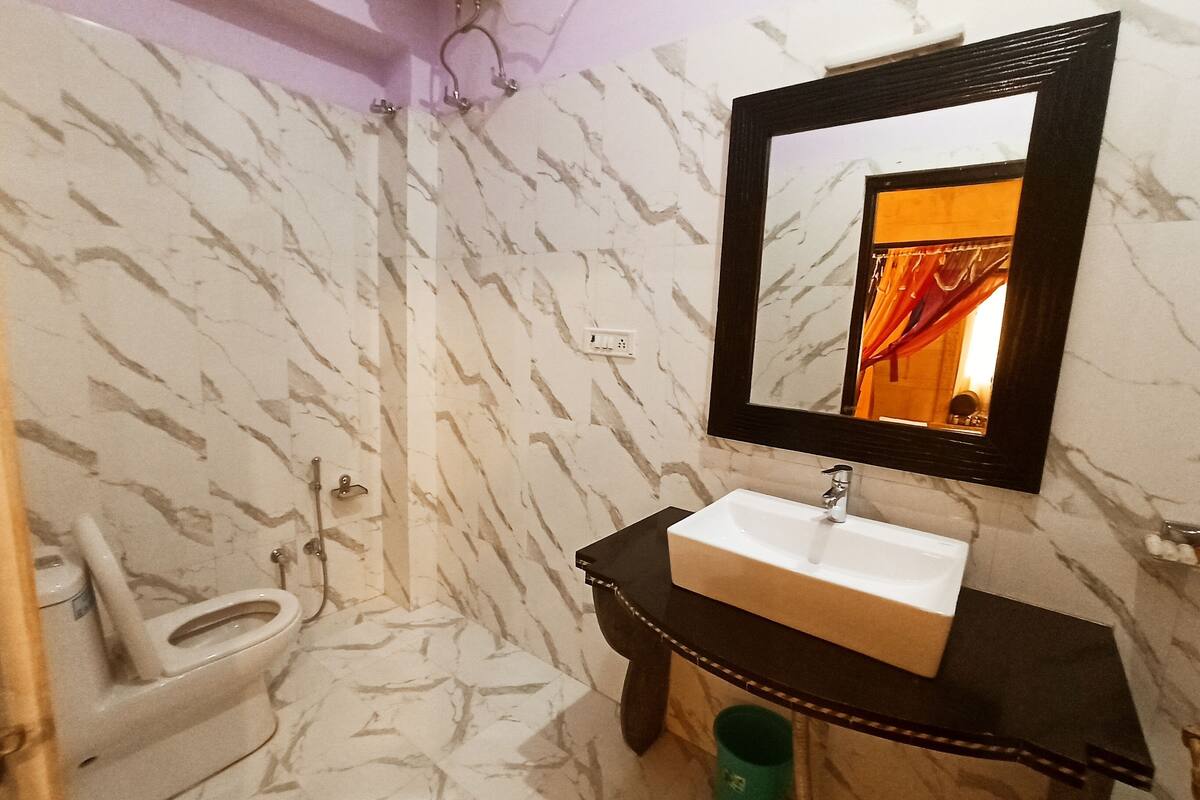 deluxe room | bathroom | shower, free toiletries, bathrobes, slippers