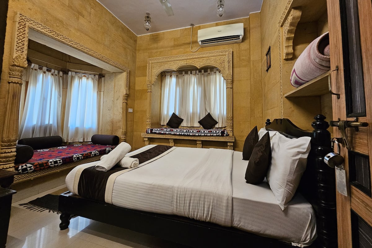 deluxe suite, 1 double bed | premium bedding, memory-foam beds, in-room safe, soundproofing