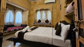 Suite Deluks, 1 Tempat Tidur Double | Seprai premium, busa memori, brankas, dan kedap suara