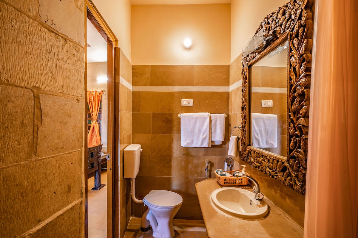 standard double room, 1 double bed, city view | bathroom | shower, free toiletries, hair dryer, slippers