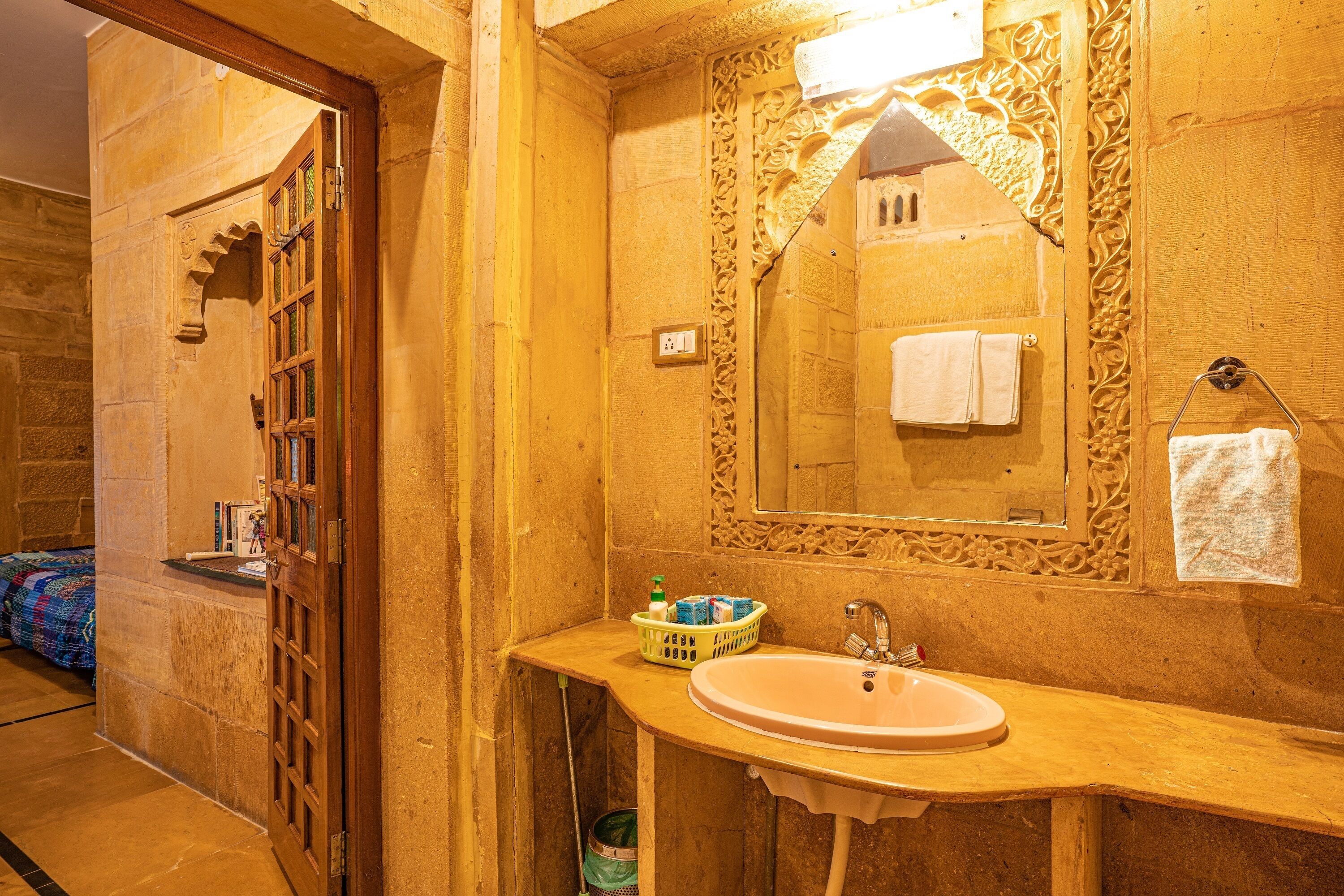 standard double room, 1 double bed, city view | bathroom | shower, free toiletries, hair dryer, slippers