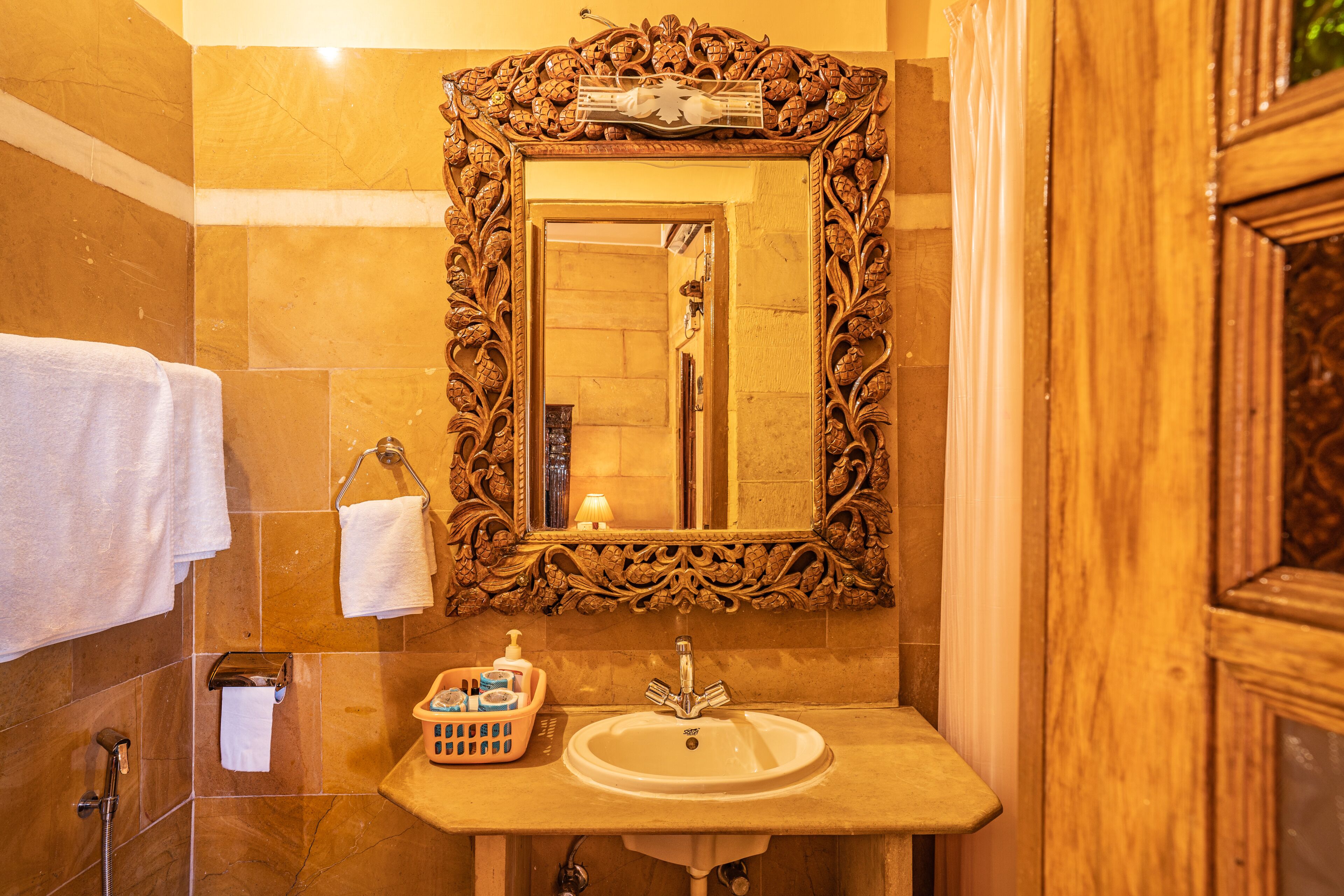 standard double room, 1 double bed, city view | bathroom | shower, free toiletries, hair dryer, slippers