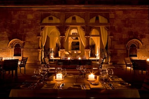 2 restaurants; ze serveren er ontbijt, lunch en diner 