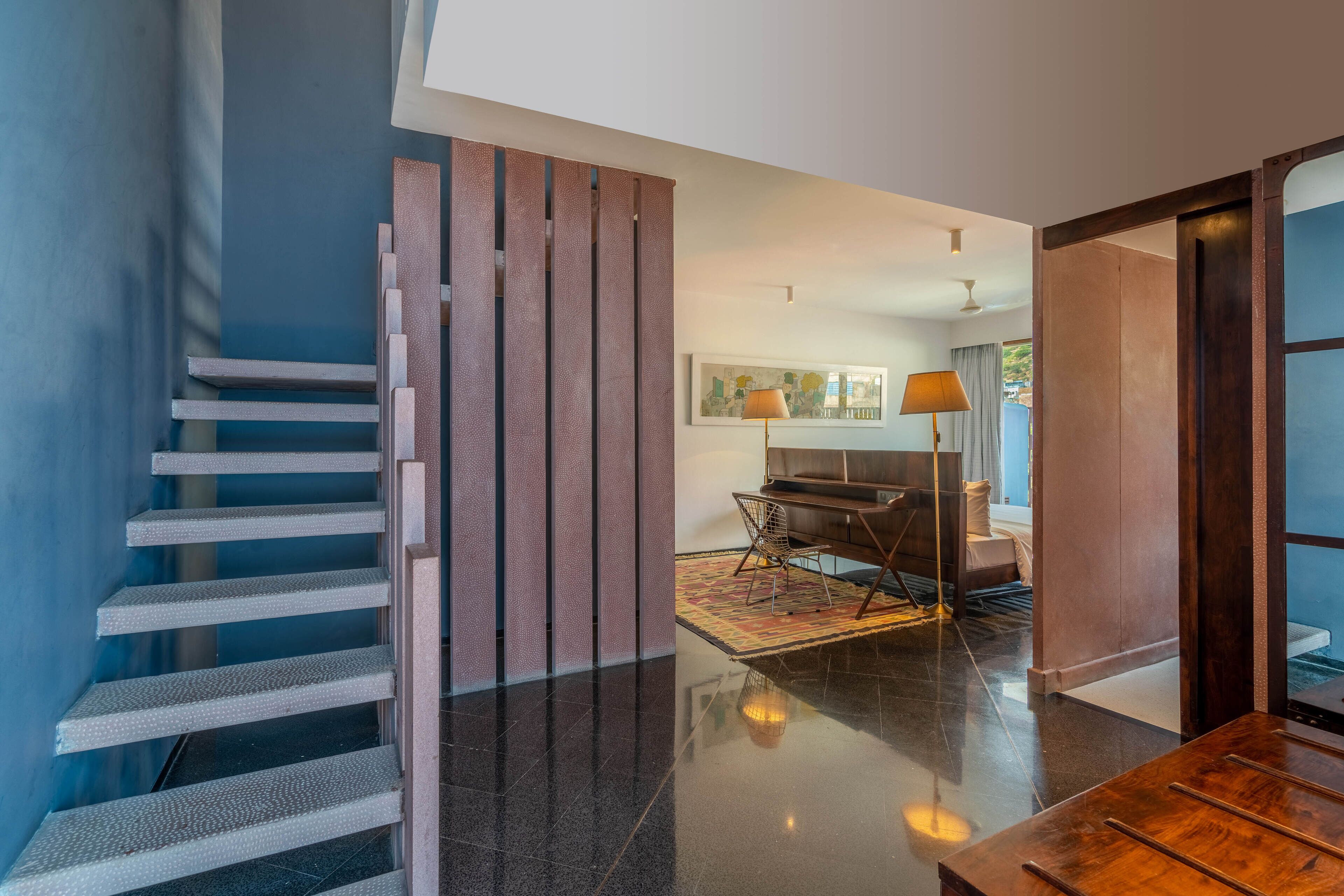 Ein modernes Interieur mit Treppe, Essbereich und einer Couch.