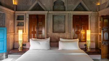Heritage Suite | Minibar, in-room safe, desk, soundproofing