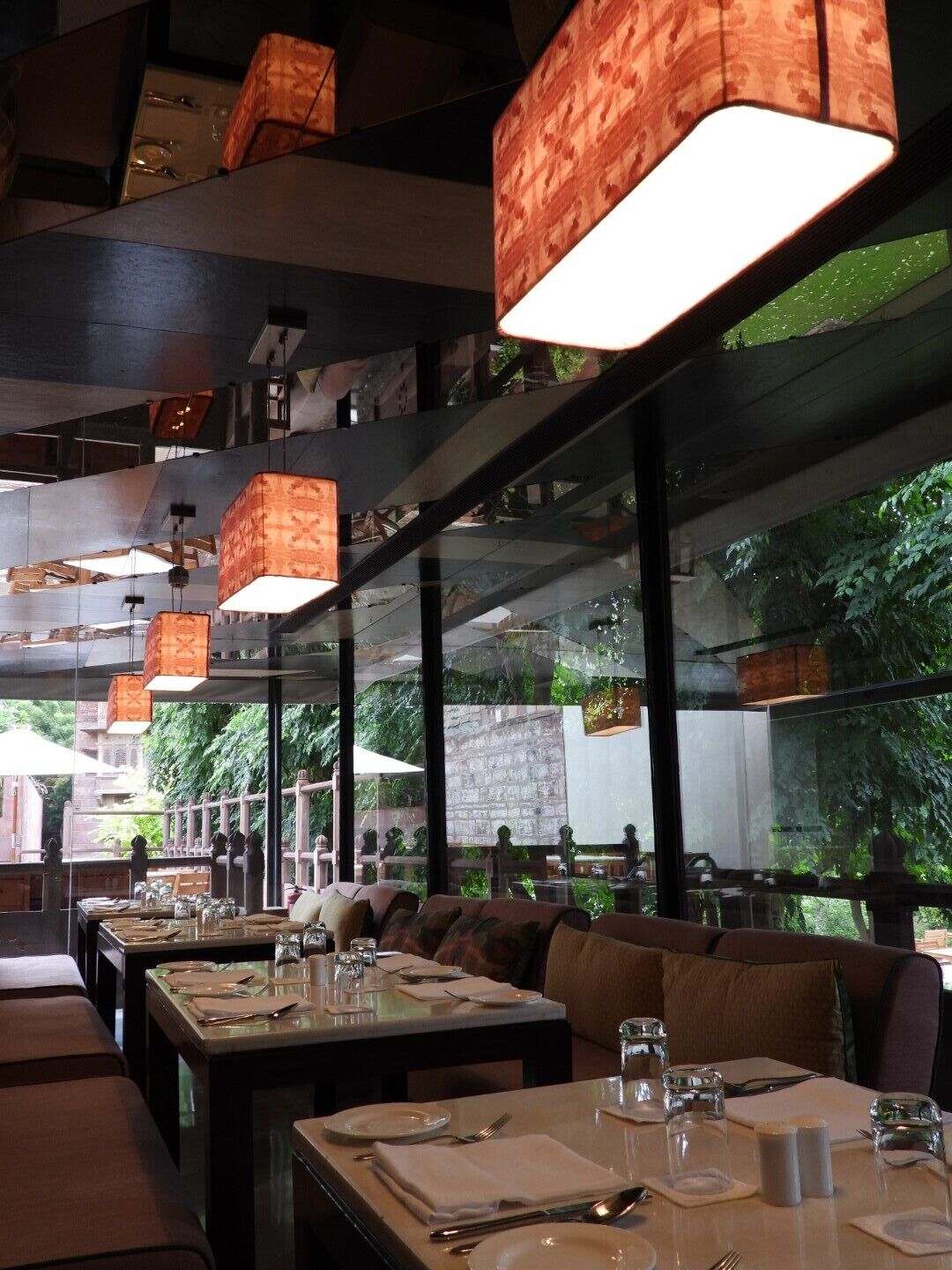 2 restaurants, breakfast, lunch, dinner served; international cuisine