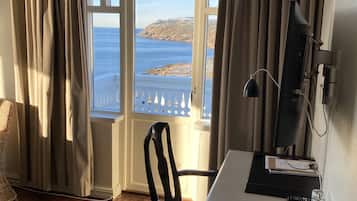 Double Room (Large) | Individually decorated, iron/ironing board, free WiFi, bed sheets