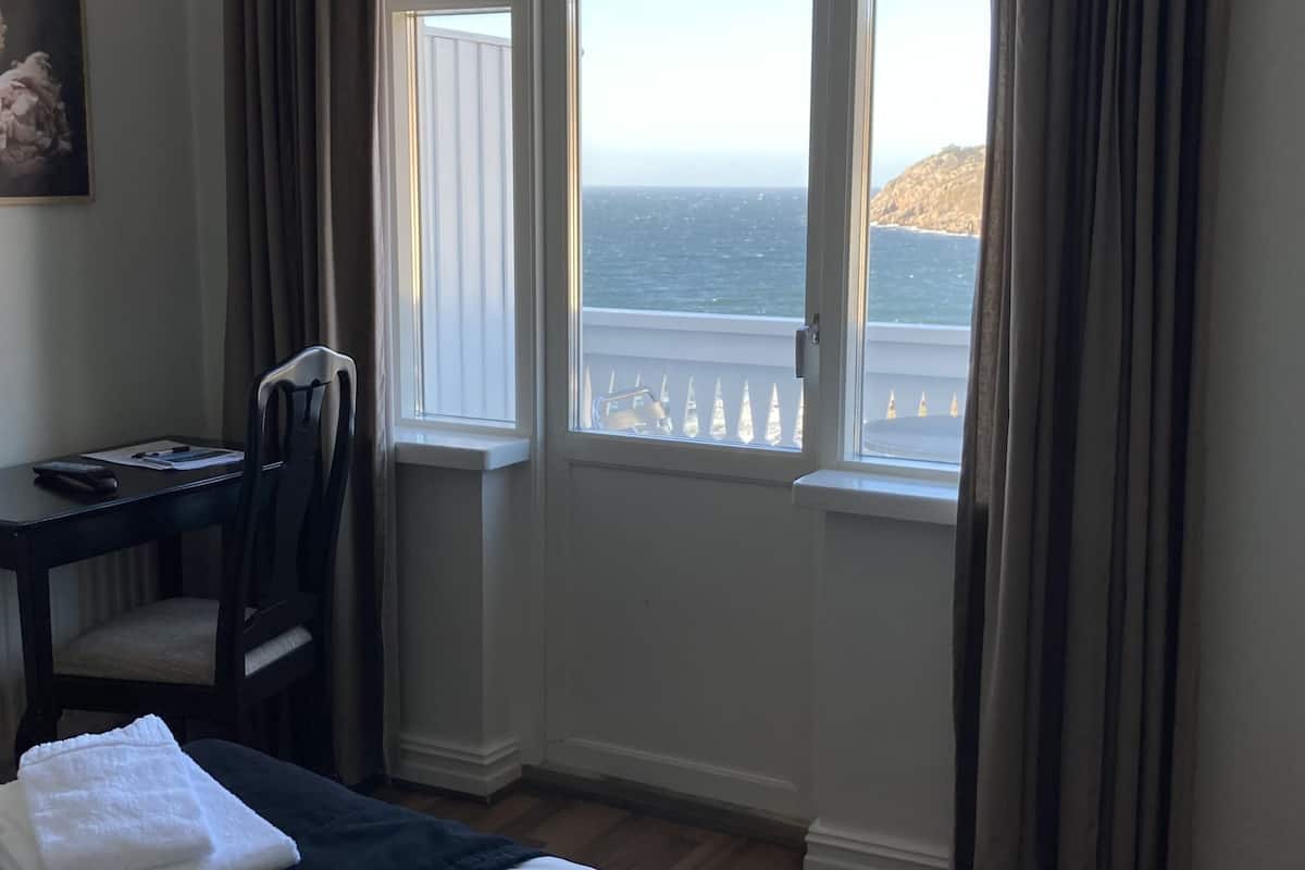 double room (small, 140 cm bed) | individually decorated, iron/ironing board, free wifi, bed sheets