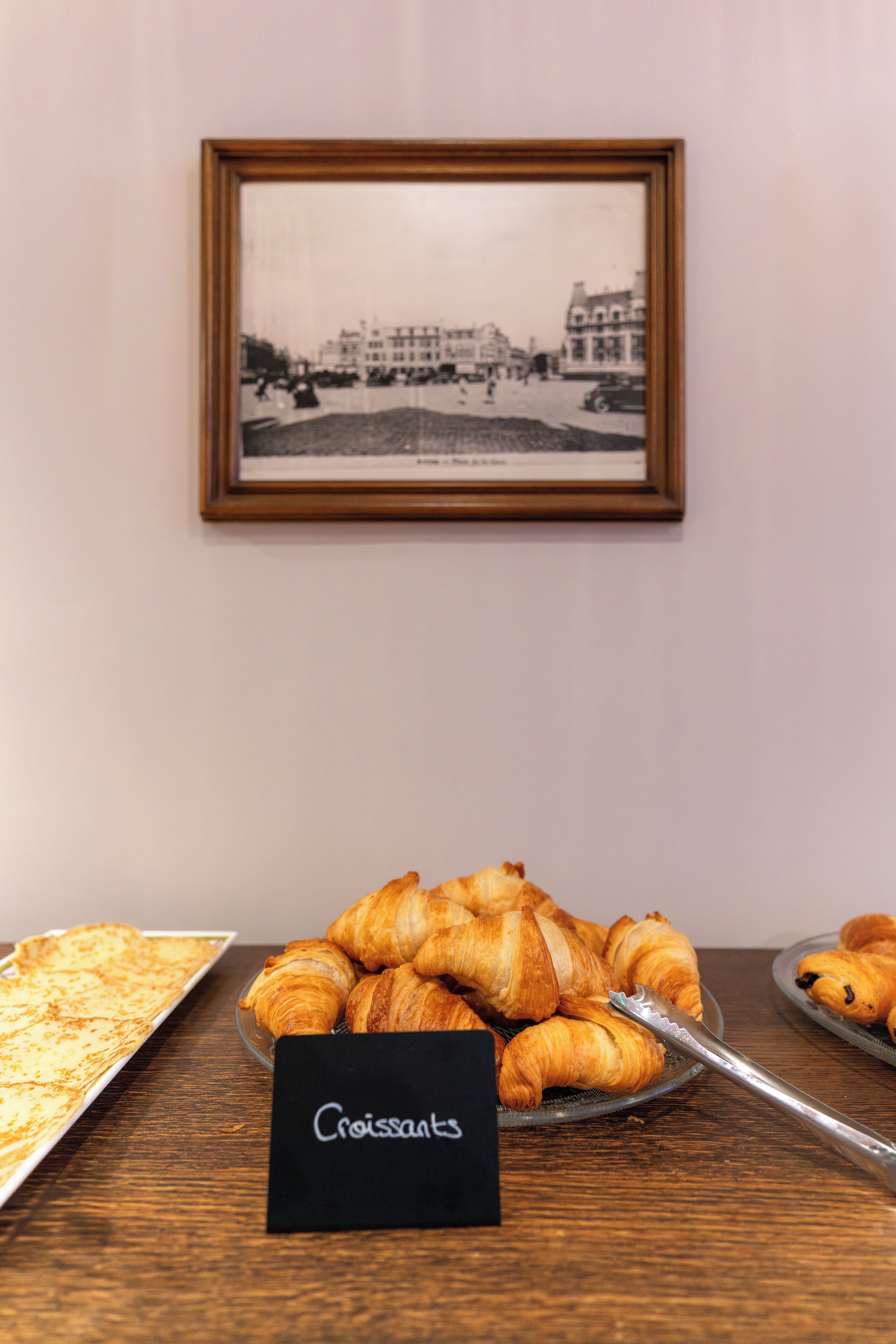Ein Tisch mit Croissants und einem Schild mit der Aufschrift 'Croissants'.