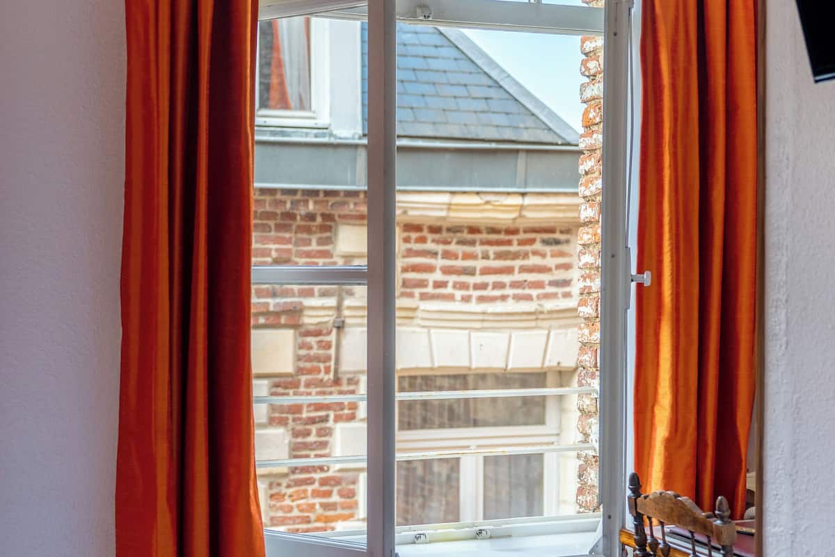 1 bedroom, egyptian cotton sheets, select comfort beds, in-room safe