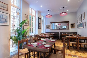 Daily continental breakfast (EUR 13 per person)