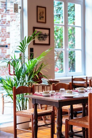 Daily continental breakfast (EUR 13 per person) - Hôtel Les Trois Luppars (Arras)