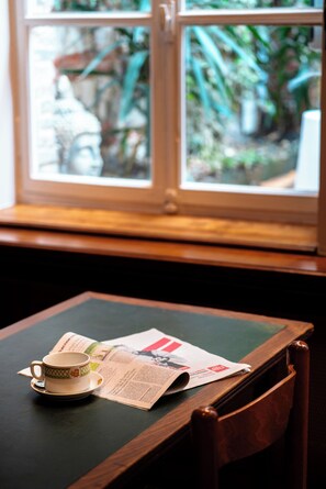 Petit déjeuner continental (13 EUR par personne)